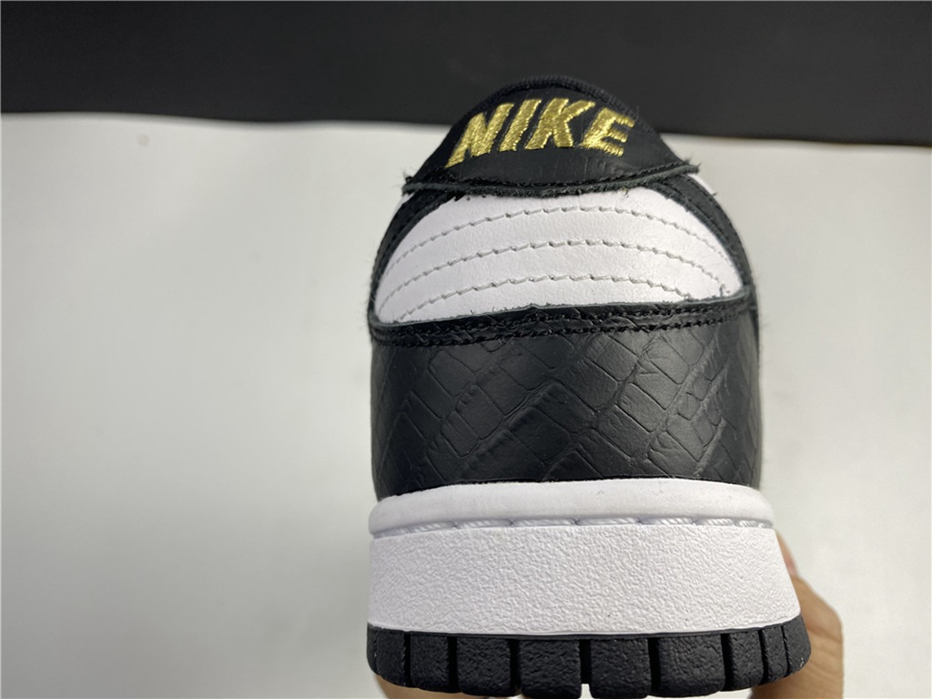 Svp*me x Nike SB Dunk Low DH3228-102